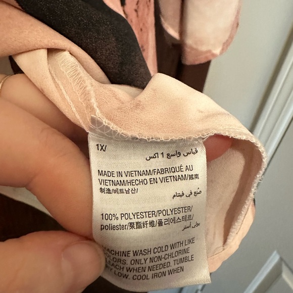 Womens blouse size 1 X with zipper detailing in back and detailing in sleeves - Picture 4 of 5